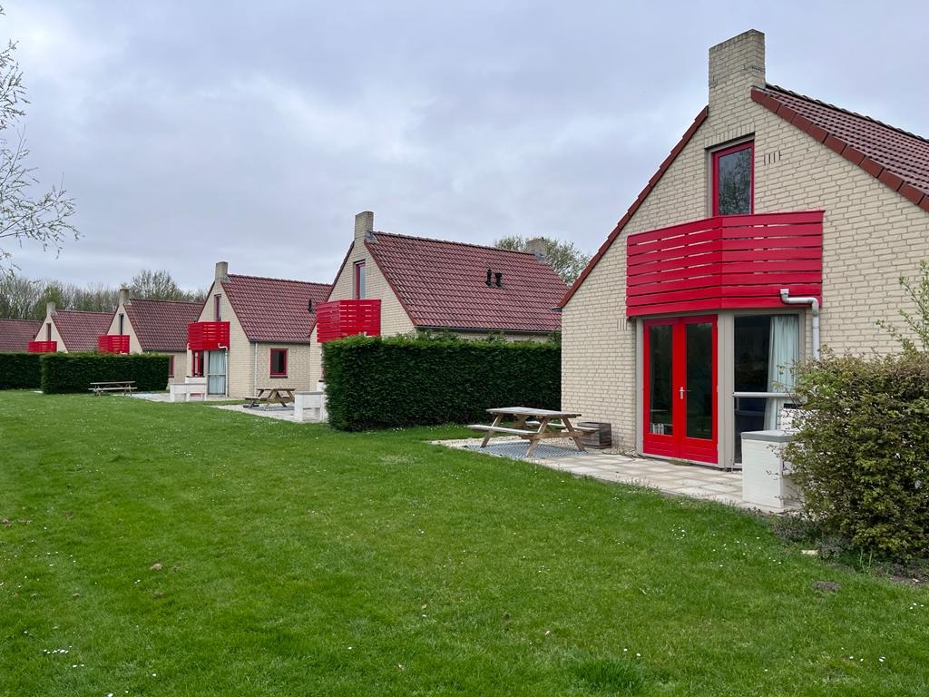 Ewijk, Groene Heuvels 7 7/9/11/15/17 rijtje van 5 huisjes image