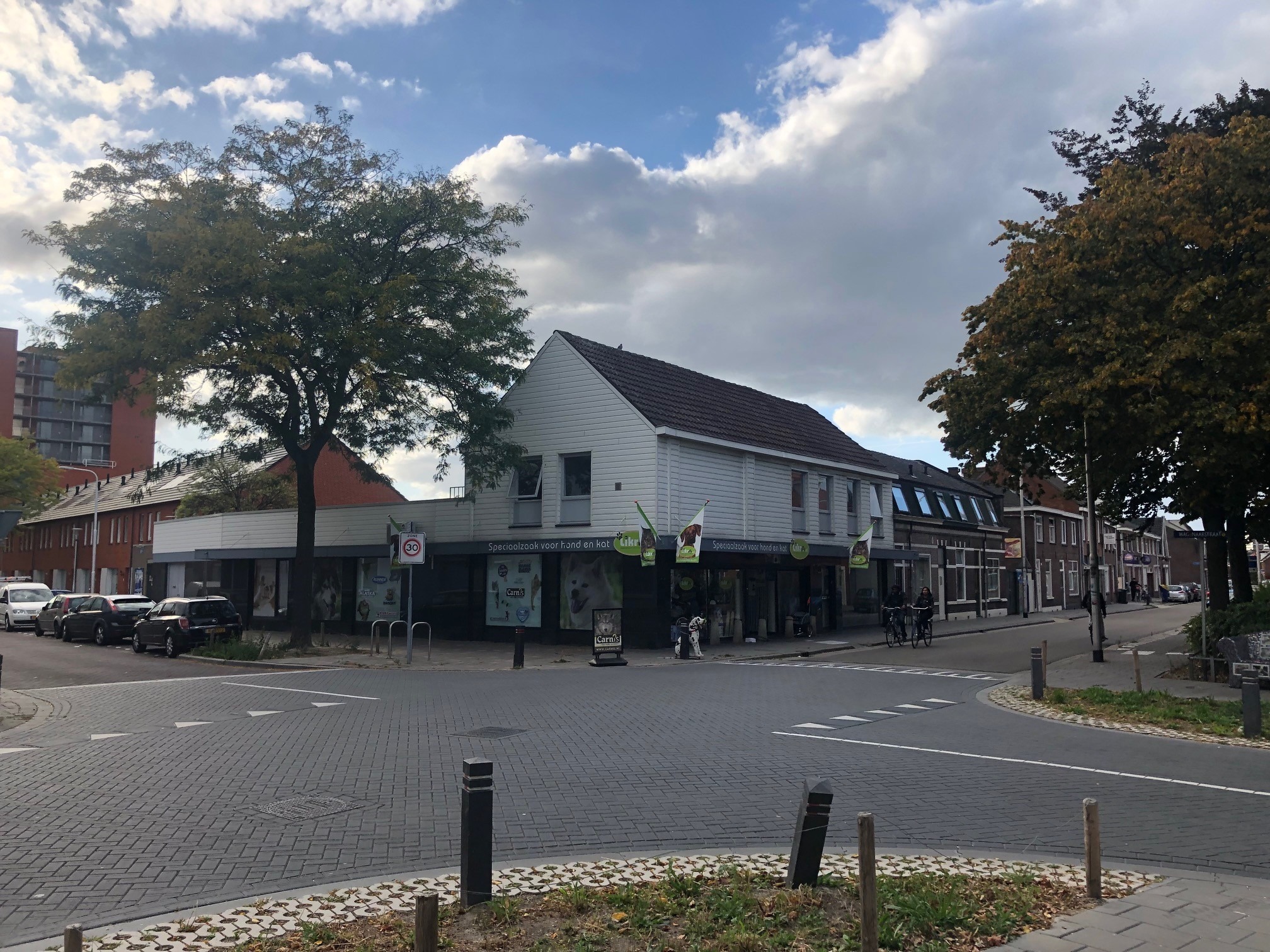 Tilburg, Hoefstraat 143 145 + Bisschop Janssenstraat 1 image